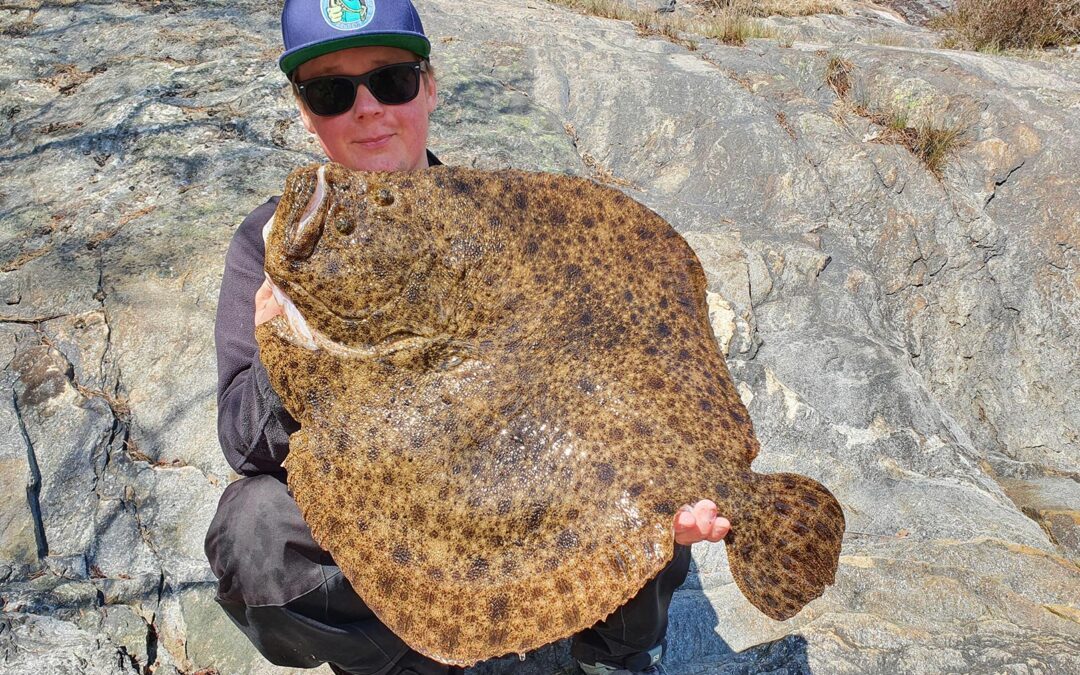 Niclas Carlsson med sin fem kilos pighvar taget på sightfiskeri med vandkikkert og jig.