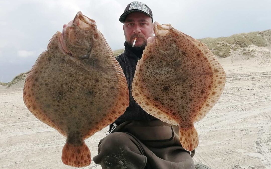 Ricky Eikhardt med de to største pighvar fra turen