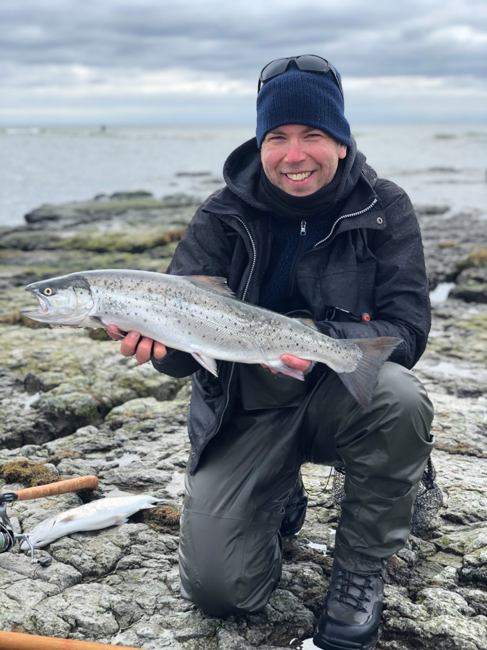 Med denne 67 cm havørred indtager Casper Lundqvist også 3 pladsen i Westins Kyst Cup 2021. Øverst ser du ham med 70,5 cm blankfisken, som givert ham en føring i Cuppen.