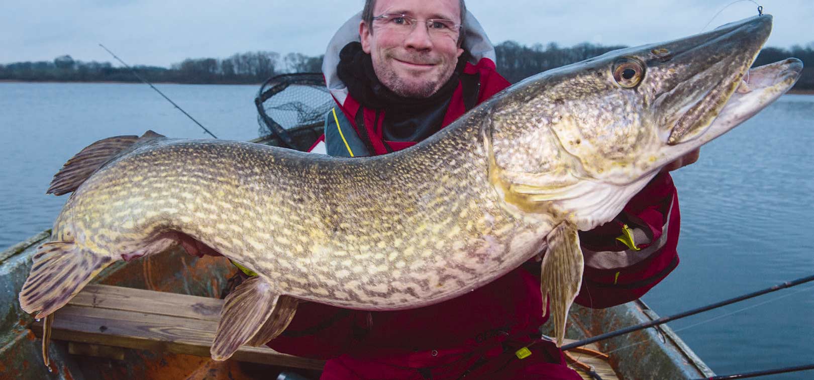 Jens Bursell med en rigtig god fisk, der tog en 350 grams skalle fisket under flåd 8 meter nede på 10 meter vand.