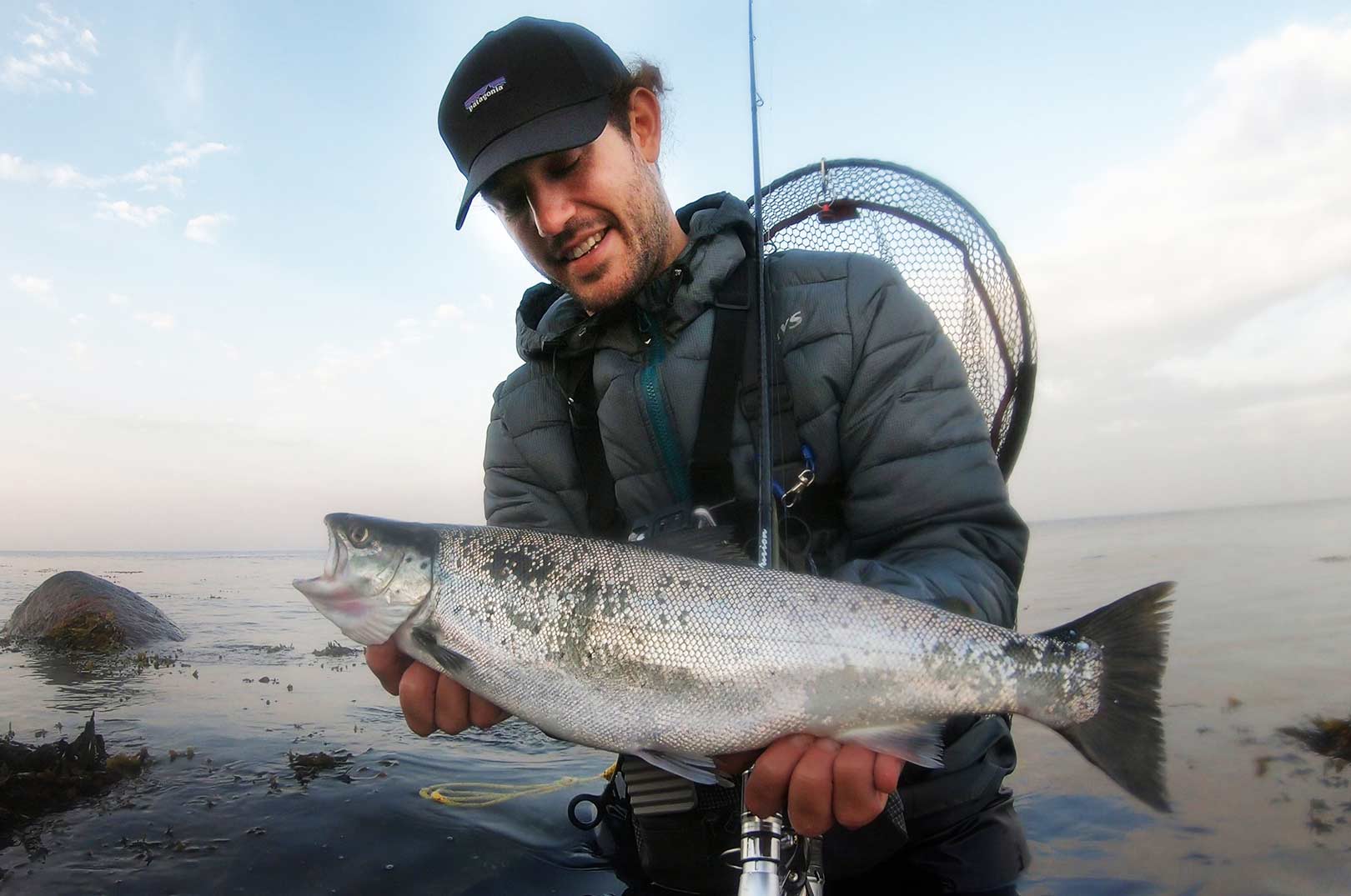 Filippo med sin 50 cm fisk. Øverst Stefano Cirus med sin flotte 70 cm havørred taget på kystwobler.