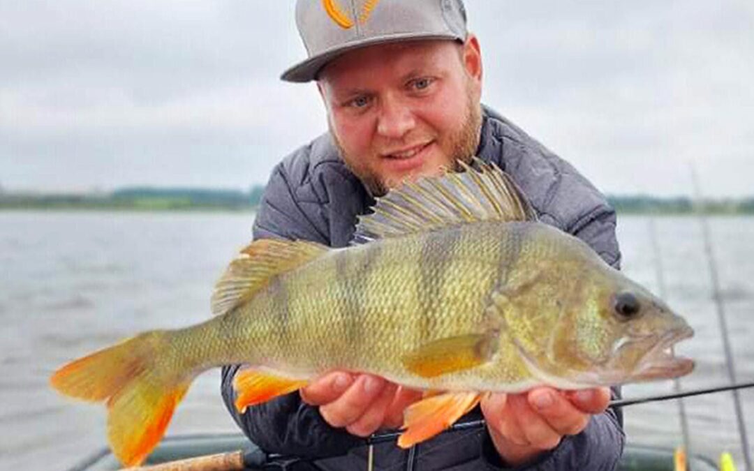 Mads Davidsen med sin flotte aborre på 48 cm taget på dropshot