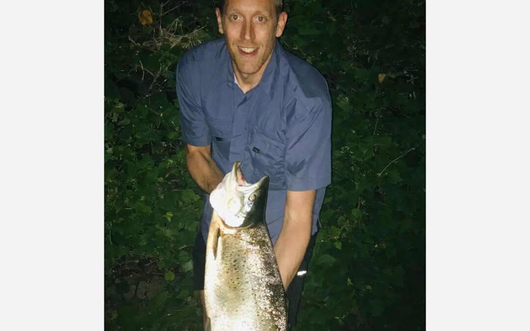 Mikkel Hornbech med sin fantastiske 8 kilos kystørred, der huggede på en Sandeel.