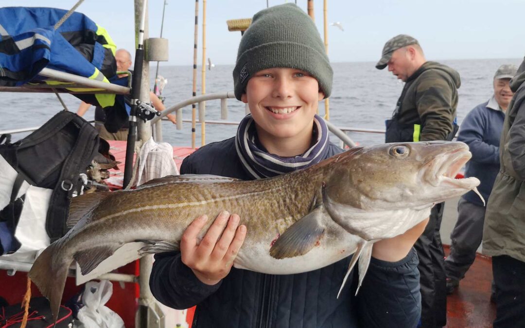 Mikkel med en af sine fine torsk taget ombord på Mølboen på Det Gule Rev