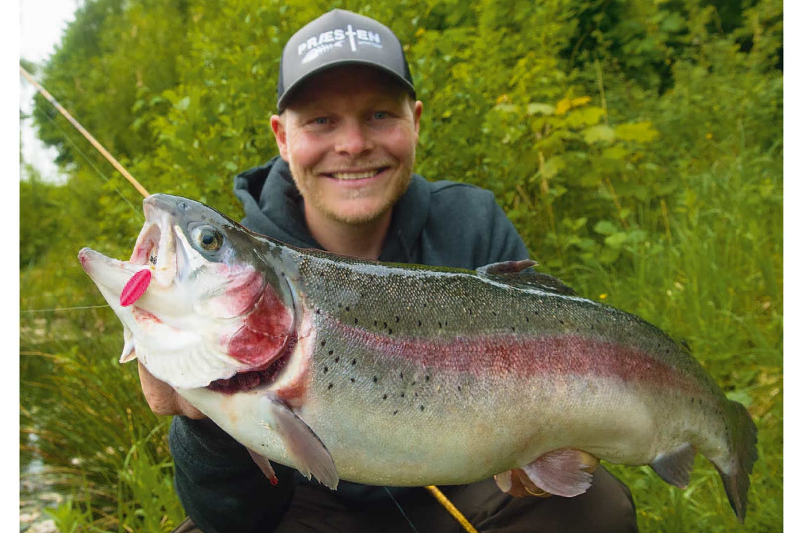 Casper Larsen med en flot fisk over de fire kilo fra Store Rosenbusk Ørredfiskeri ved Slangerup. Fisken blev taget på... - ja gæt selv.