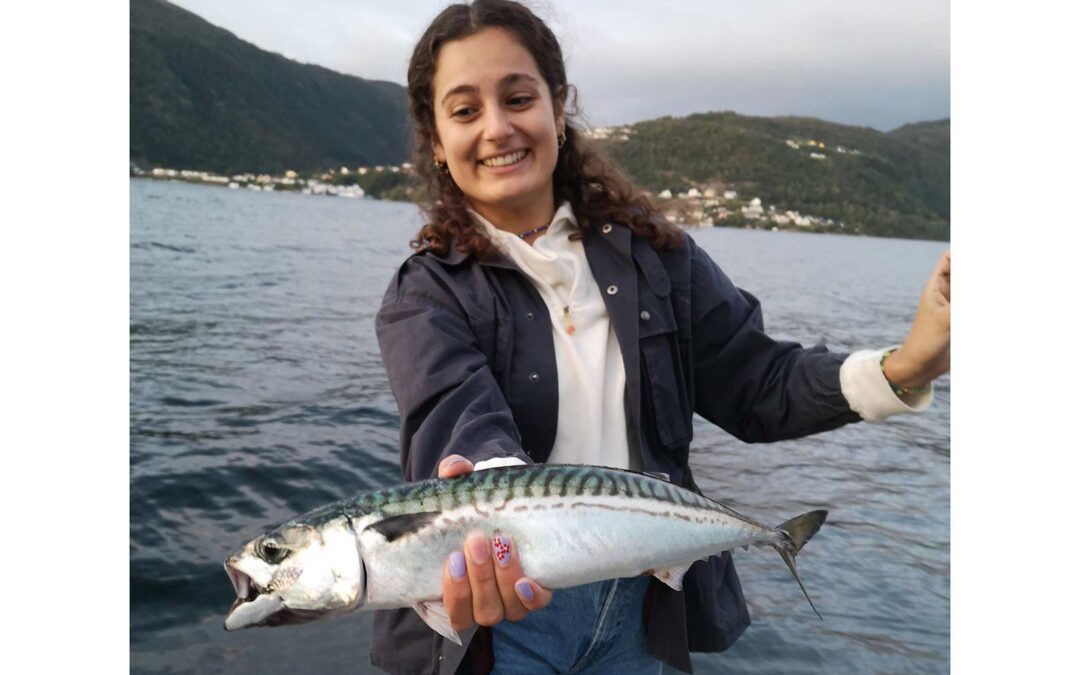 Clara med sin makrel som hun tilmelder Kinetic Fiskecup 2021