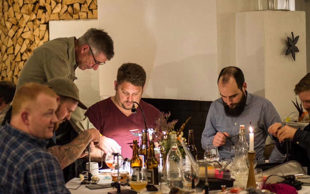 Til "Et par dage i fisk" bliver der masser af hygge - blandt andet med fluebinding