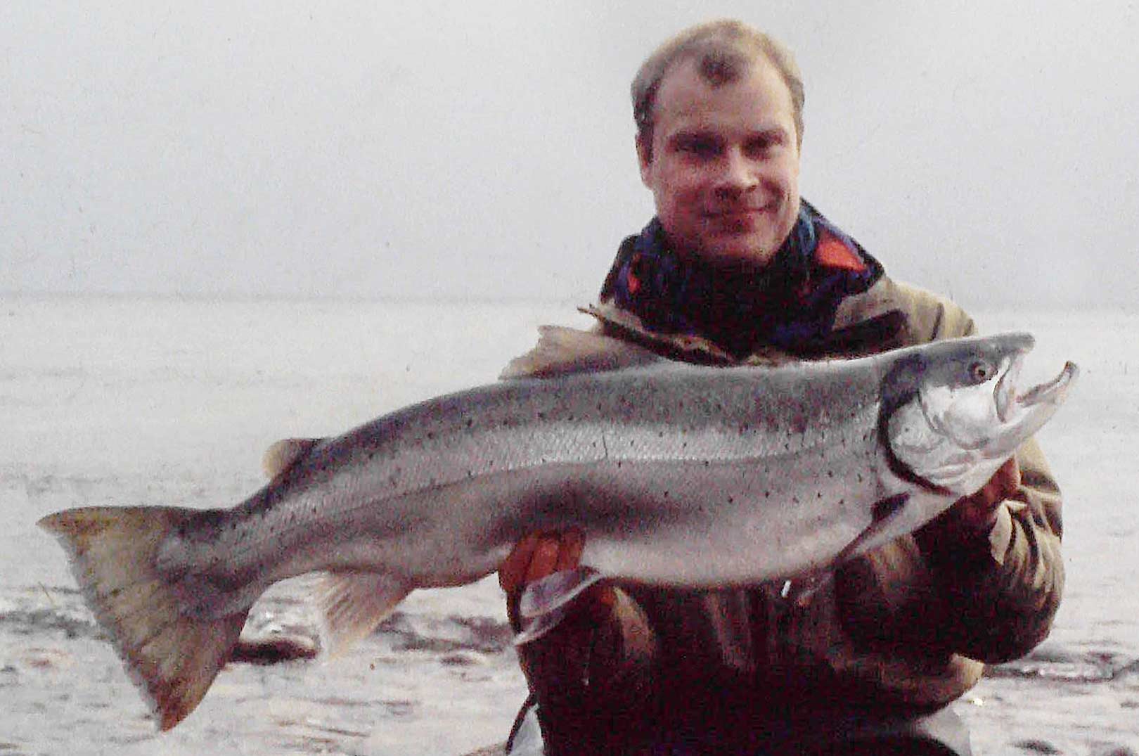 Klaus med sin fantastiske 9,8 kilos blanke havørred fra Kåseberga i Sydsverige. Hvad billedet mangleri kvalitet kompenserer fisken så rigeligt for . 