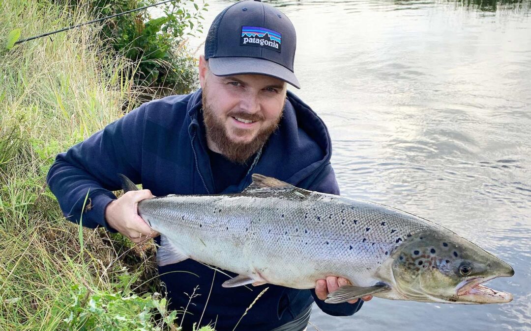 Martin Botten Dam-Christensen med sin fine laks fra Varde Å
