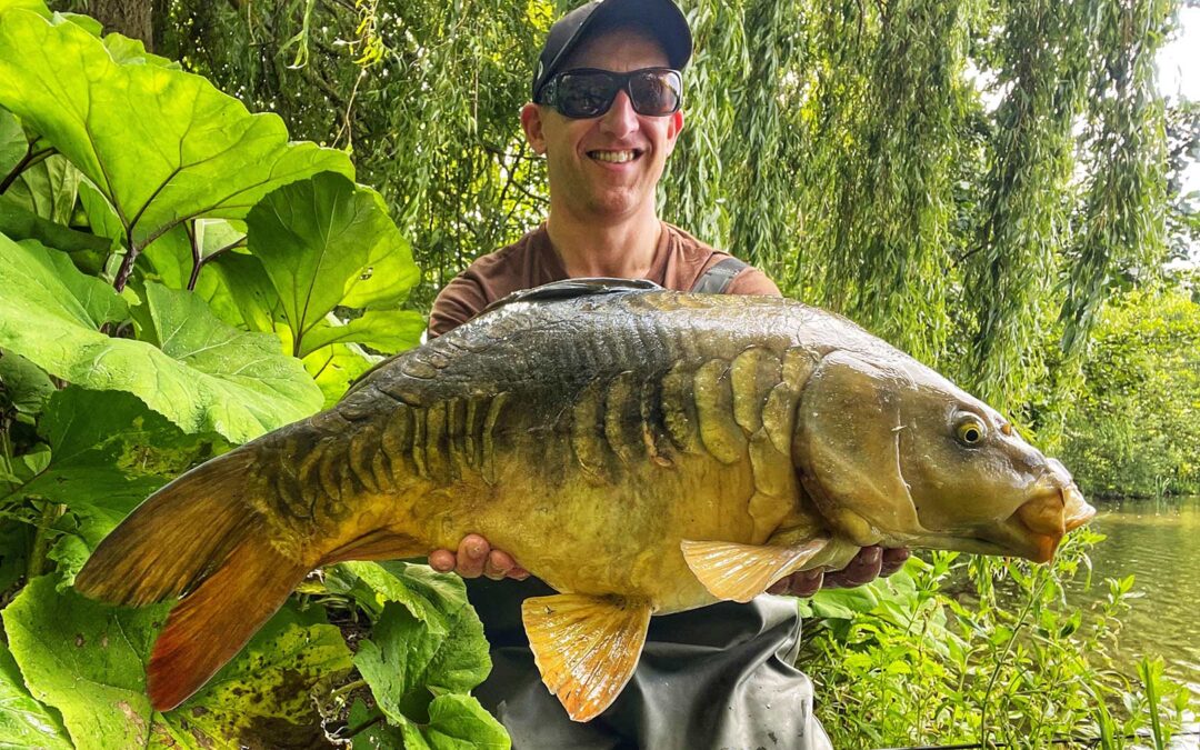 Morten Lundsttn med sin smukke karpe der huggede på et stykke brød fisket på overfladen.