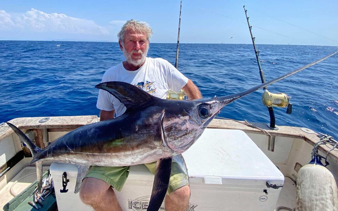 Bjørn Jakobsen med en flot sværdfisk, der nappede hans makrel i Kroatien.