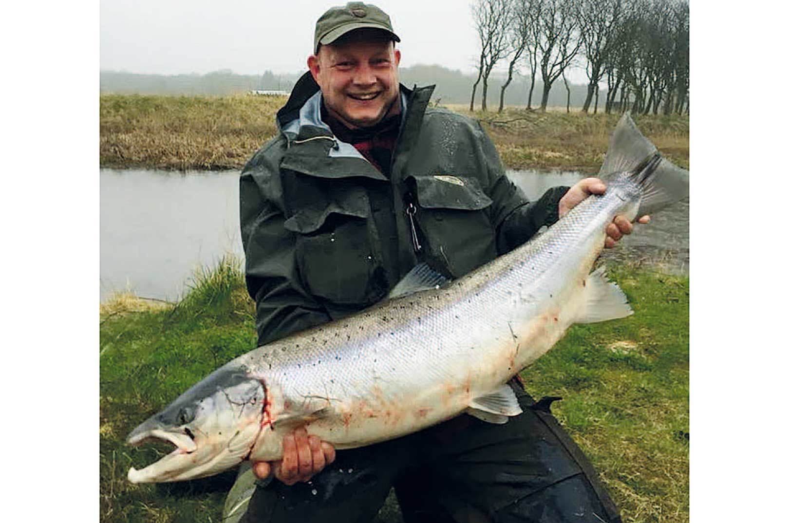 En glad Søren Porsgaard med den største hjemtagne laks i Varde Å i år. Fisken, der var 114 cm og 16 kilo, blev taget på spinflue en tidlig morgen på premieredagen.