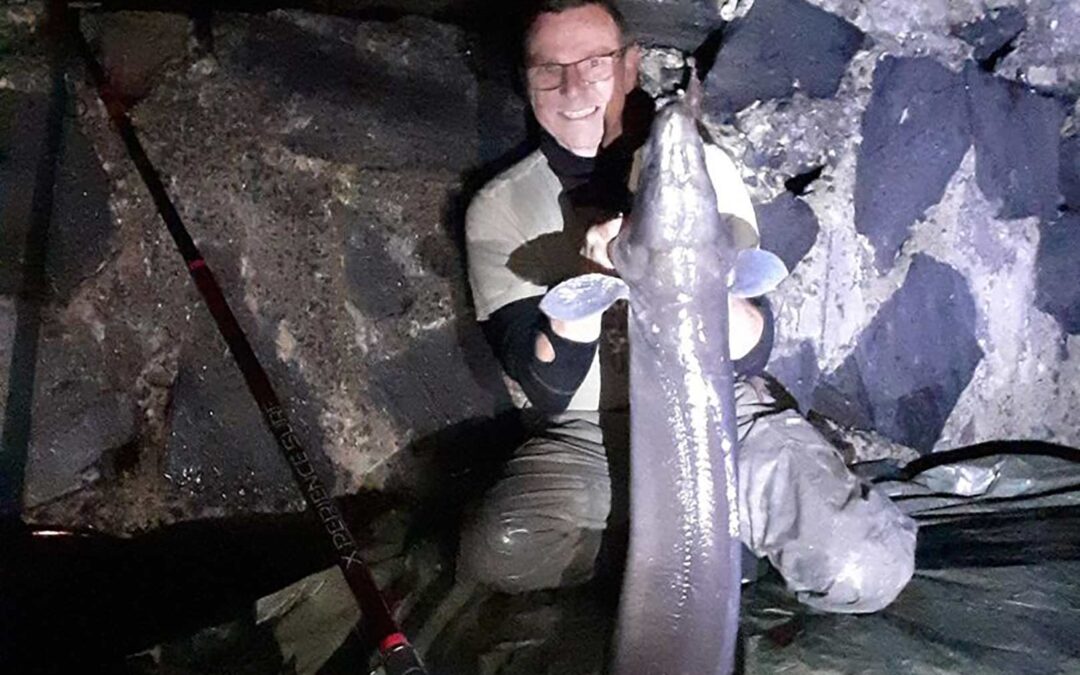 Jesper Larsen med sin fantastiske 17 kilo+ havål taget fra kysten i Norge