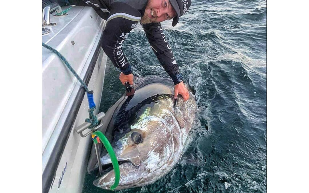 Marco Nielsen med sin 280 cm lange tun taget ud for Gilleleje på en makrel