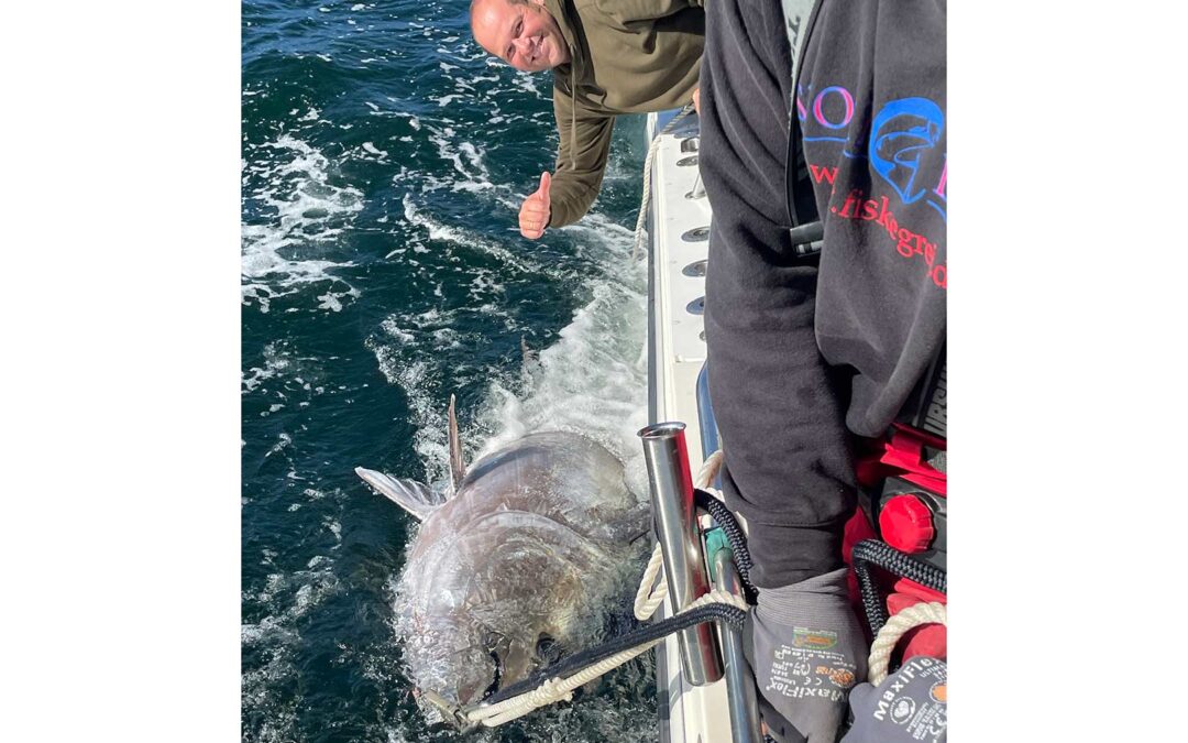 Christian Durup med sin flotte tun taget ud for Gilleleje i Øresund