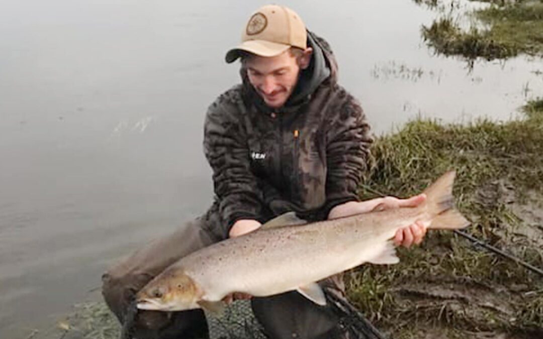 Jimmi Andersen med sin fine laks fra Skjern Å