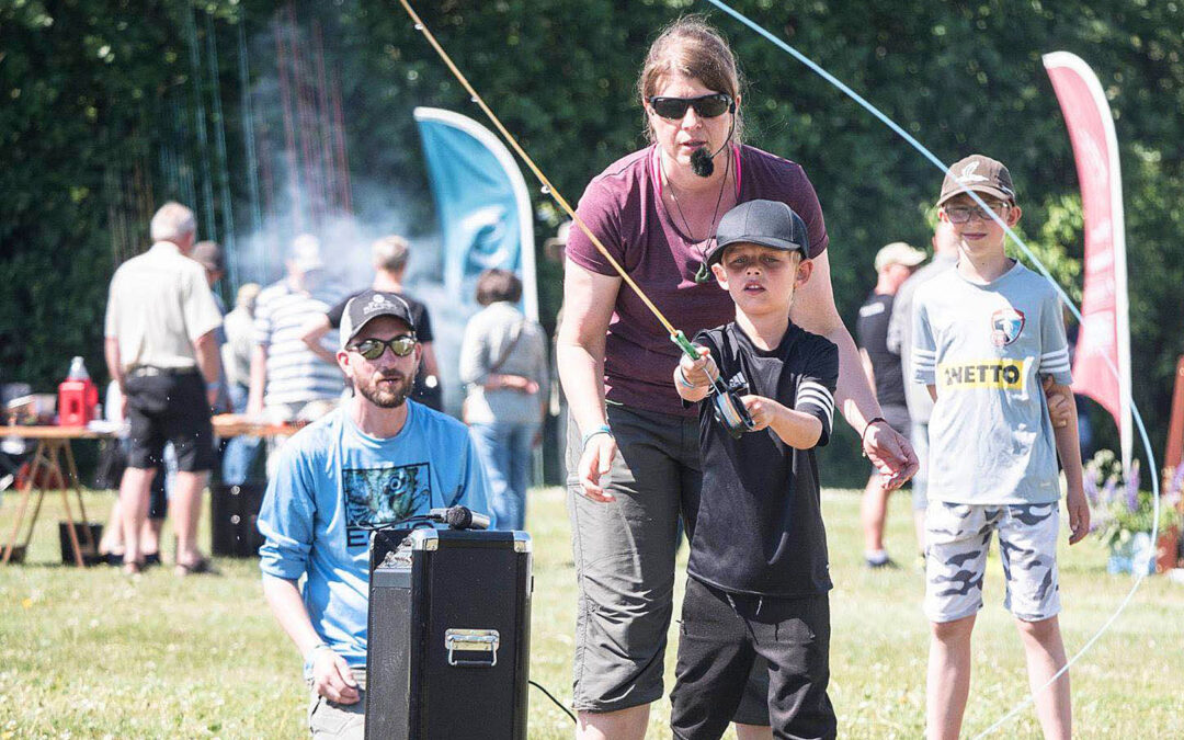Til Skjern Å lystfiskerfestival er der masser af altiviteter for hele familien.