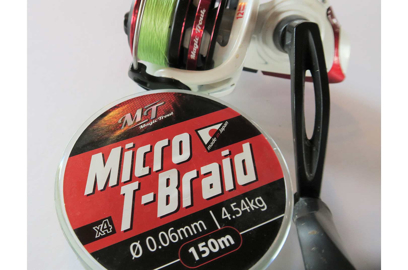 Tynd fletline er en genvej til flere fangster. Her er det Micro T-Braid fra Magic Trout. Den er udviklet til fiskeri i P&T, og kan derfor købes i de helt tynde diametre. 