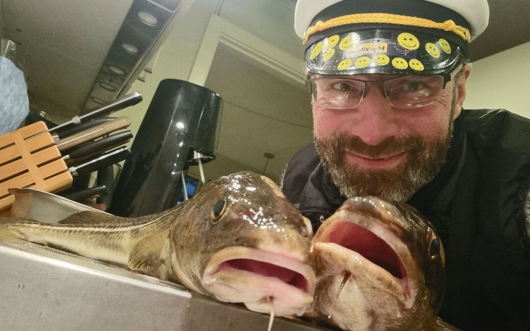 Jesper Hivdkjær Petersen er trukket i sit eveningdress og er klar til at klargøre dagens fangst af forsk fra Jaws