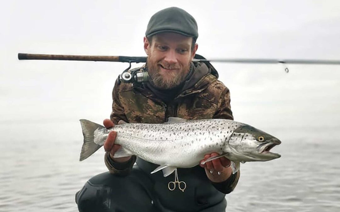 Kasper Weidick Iversen har været ude for at fiske havørred med en kammerat og fik til sidst en fantastisk blank havørred på