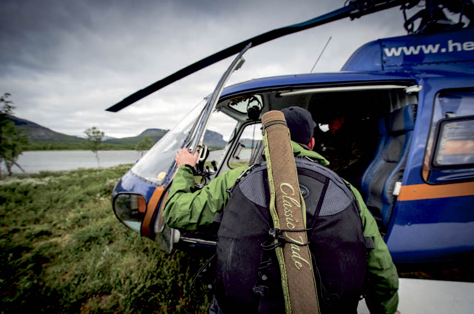 Arctic Helis helikoptere er den eneste hurtige vej frem i det øde landskab.