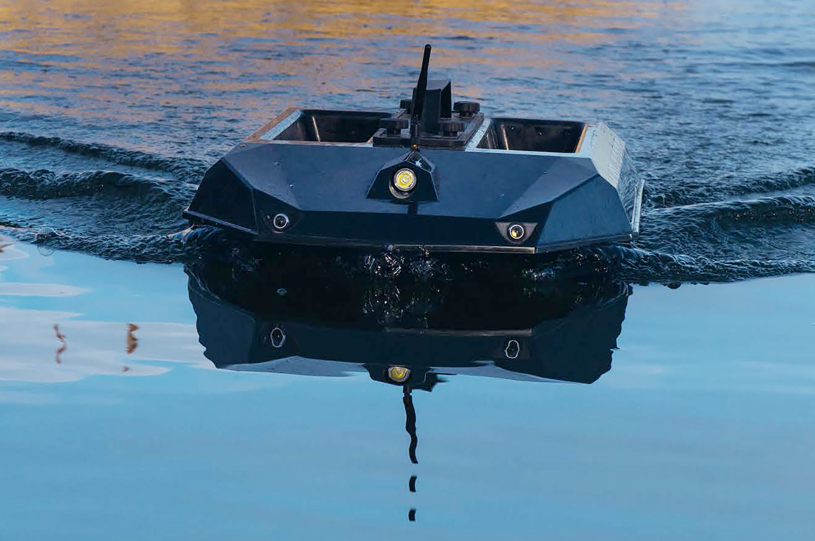 Med en baitboat får du mulighed for at placere dine agn langt uden for normal kastevidde - eller med langt større præcision indenfor normal kastevidde. Her er det Global Fishings Navigator Baitboat, der er i aktion.