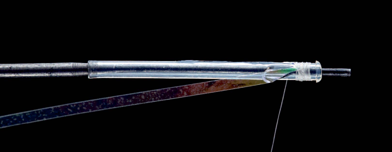 1: Monter røret på en nål eller lignende og bind cirka 15 centimeter mylar i farven pearl ind to millimeter bag rørets forreste ende.