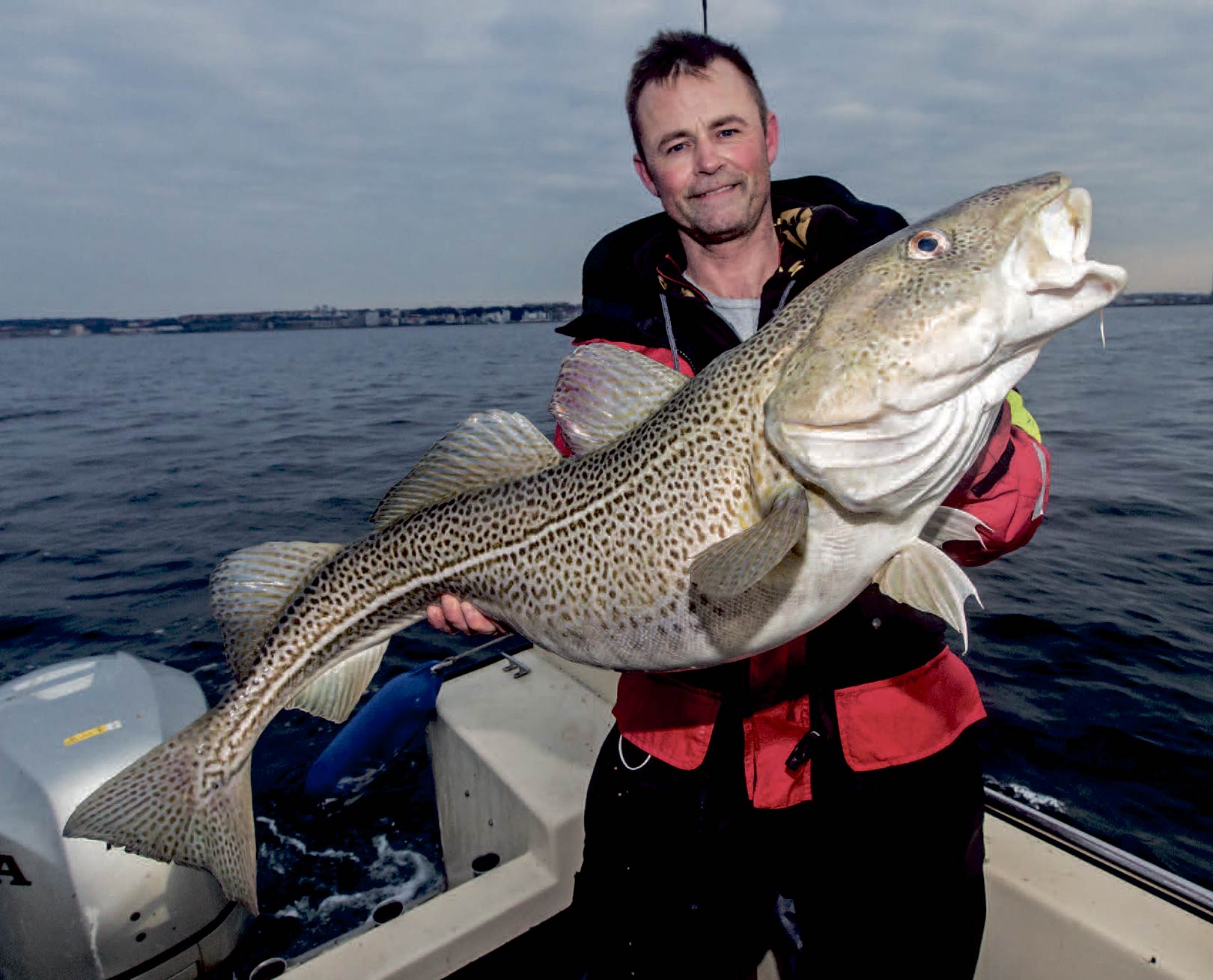 Skipper på First Timer, Jesper Lyngsie med dagens største torsk – en flot fisk på 13,6 kilo.