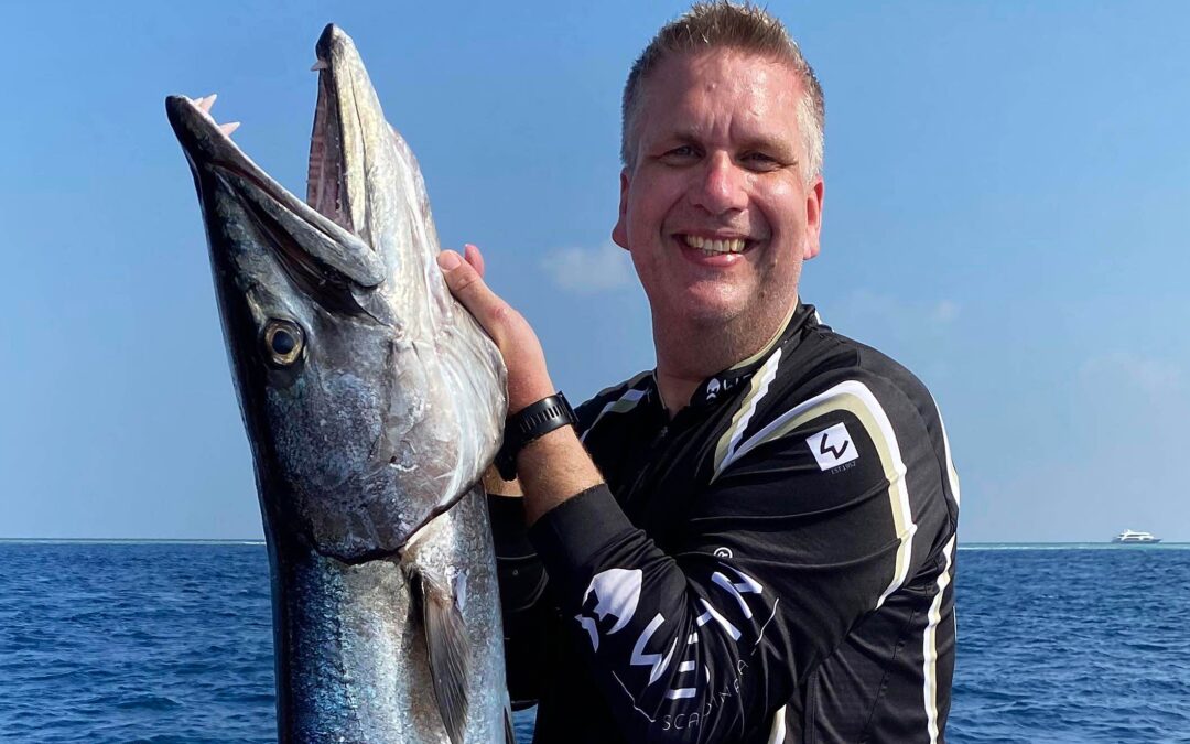 Mads Hussing med sin flotte 30 kilos barracuda.