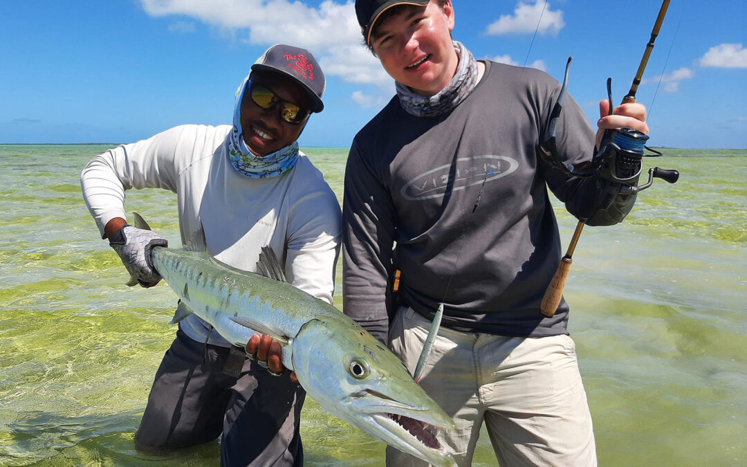 Oliver og hans guide med en flot barracuda fra Bahamas
