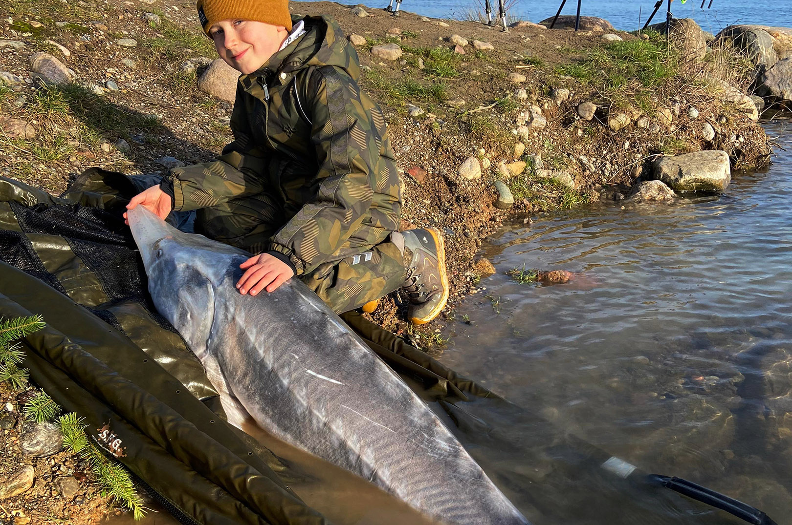 EN HYGGELIG DAG MED STØR I BLUE ROCK - Fisk & Fri