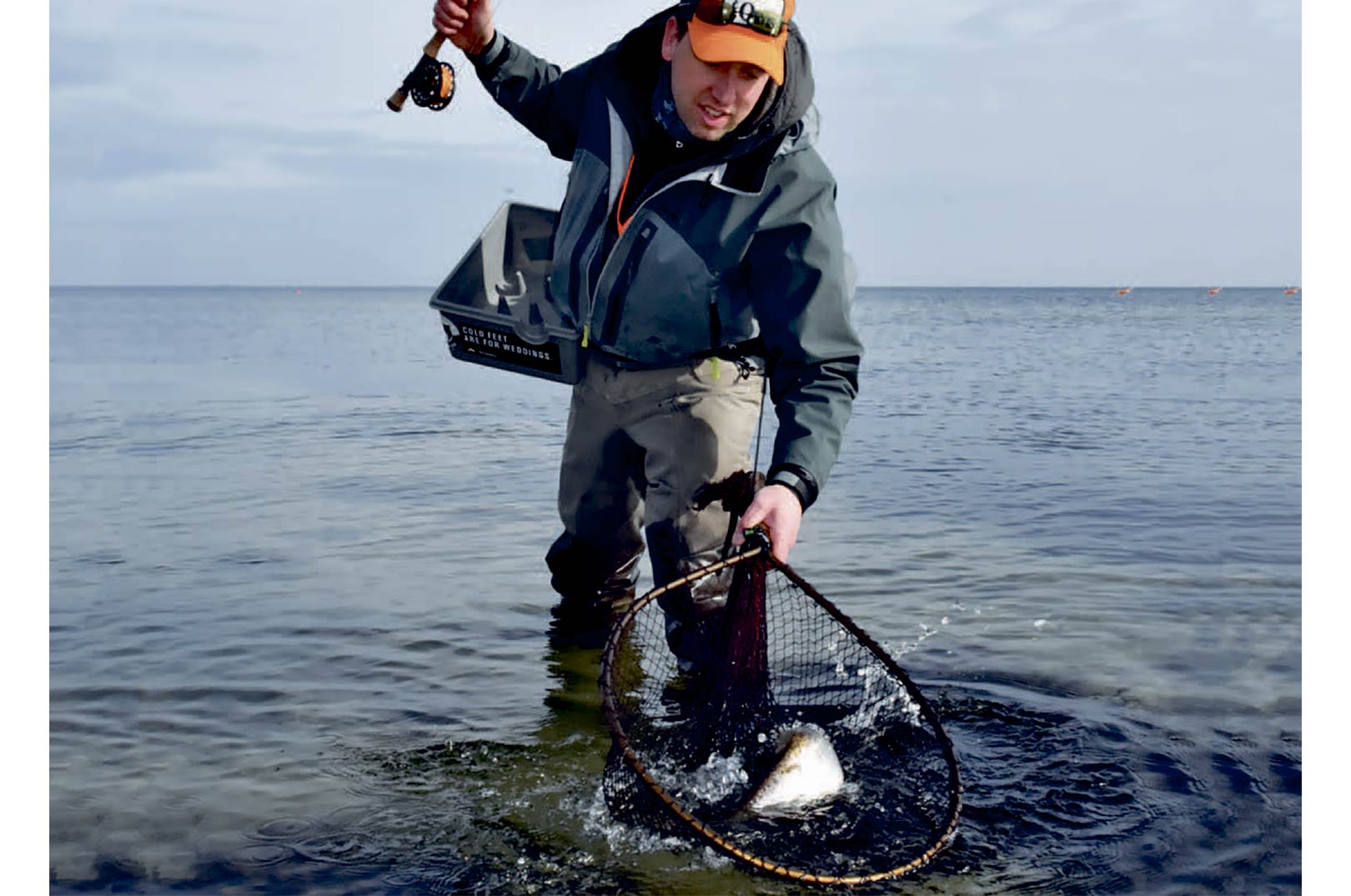 Her ses Jesper lande en grov havørred, som lod sig overliste af en børsteormsflue bundet med wiggletail. Ofte kan det betale sig at fiske fluerne i fjorden meget langsomt først på sæsonen.