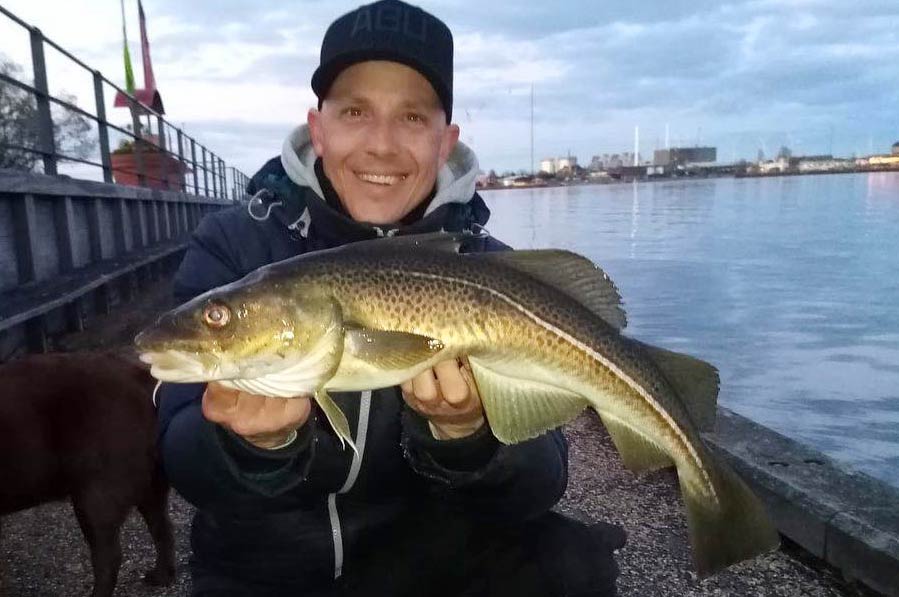 Jonas Kærlin med en smuk torsk taget på jig i Københavns Havn