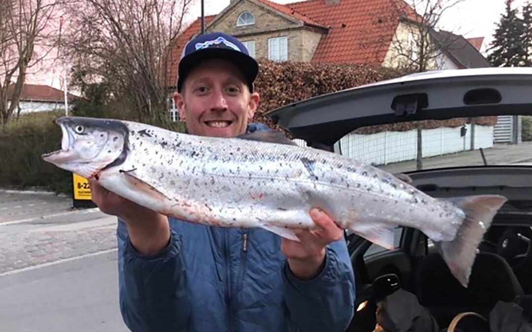 Mikkel Hornbech med sin flotte havørred