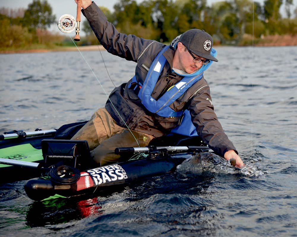 Steffen er vild med at fiske med en flydering, som sagtens kan monteres op med ekkolod og det hele.