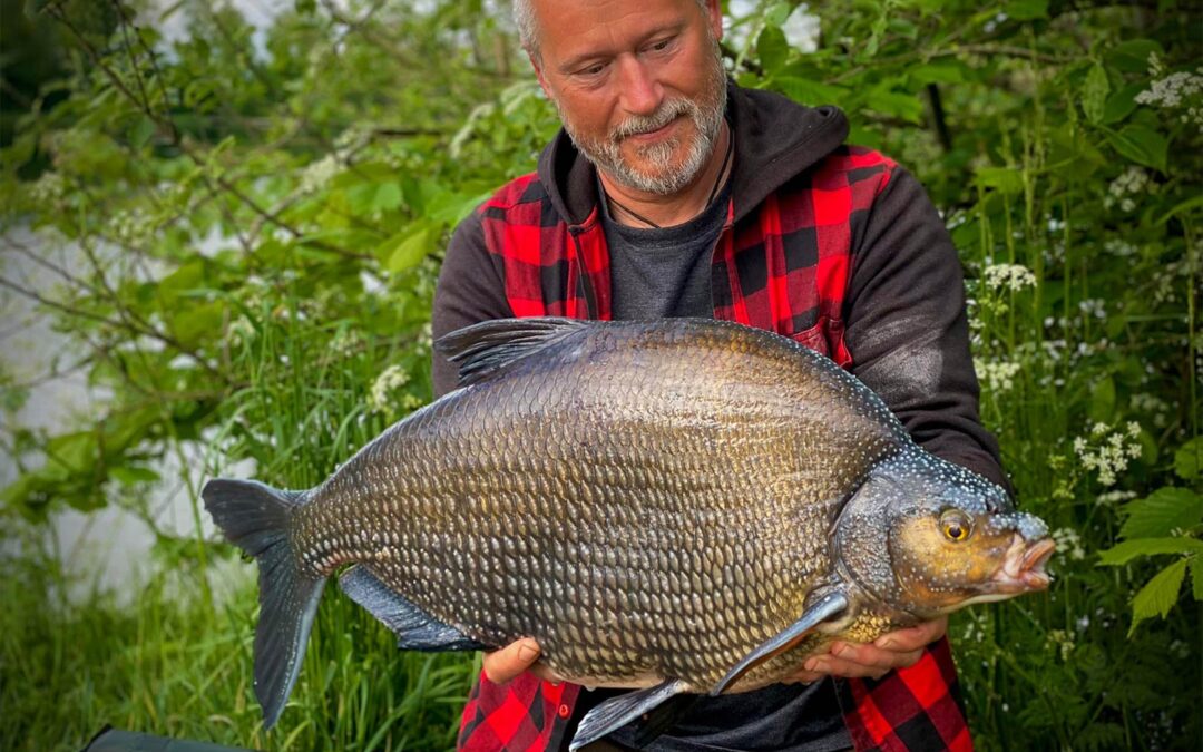 Niklas Graberg med en af sine flotte storbrasen fra de skånske Røgle Damme