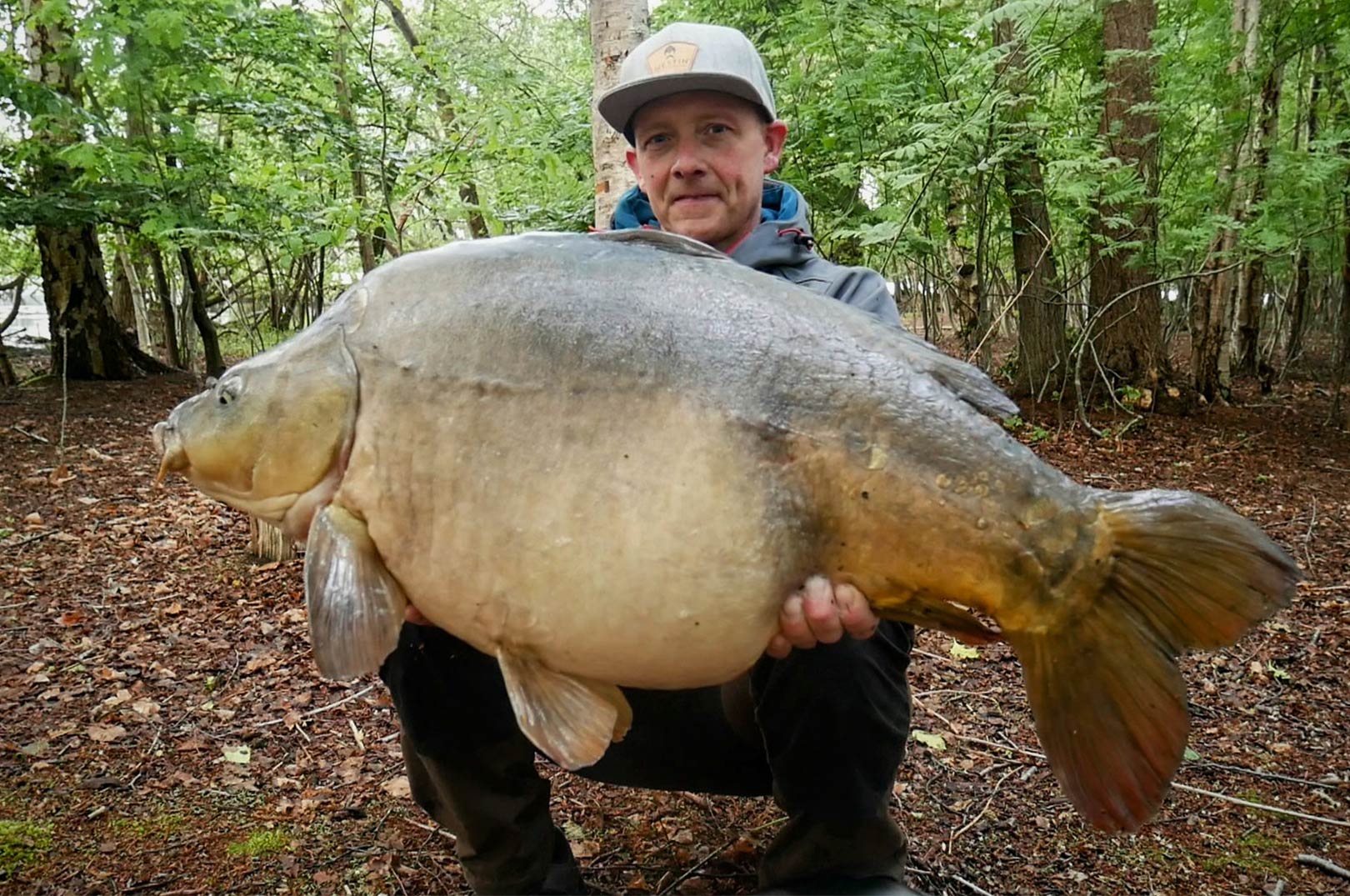 Allan Christiansen med en af sine flotte spejlkarper på over 19 kilo.