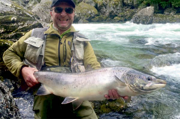 Mr Whitewater: Frank Lorenz med laksen på estimeret 10,4 kg. Han har mere end 40 års erfaring med laksefiskeriet i elvens hårde, hvide vand.