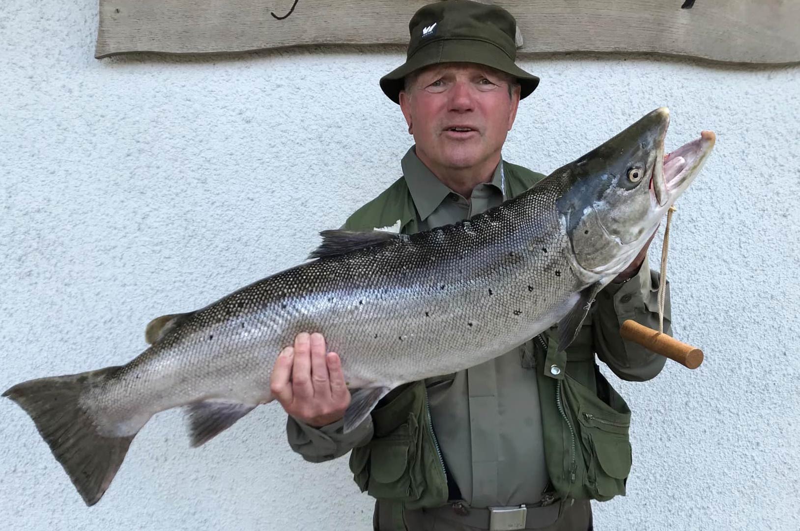 Erling Eghøj Nielsen med sin flotte havørred på over ni kilo tasget på orm i Lilleåen