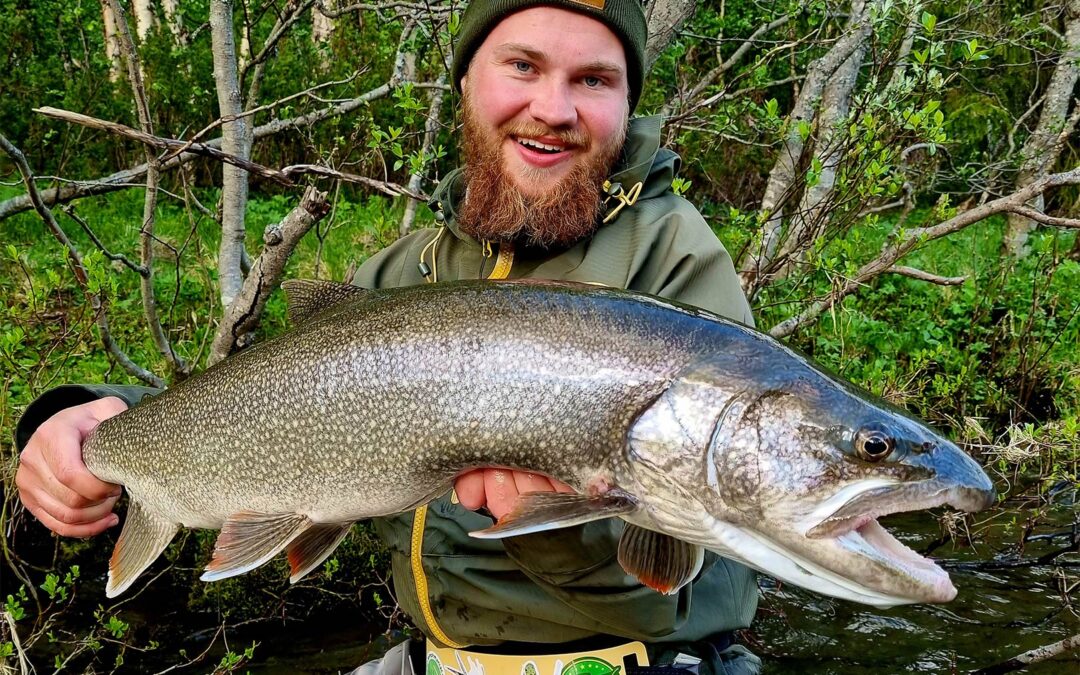 Mads Nørgaard Kristensen med sin flotte canada rødding eller amerikanske søørred.