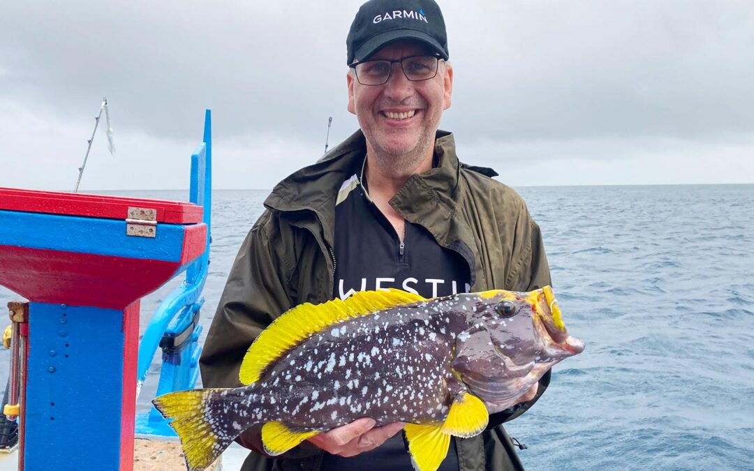Mads Hussing med en af sine fine yellow fin groupers.