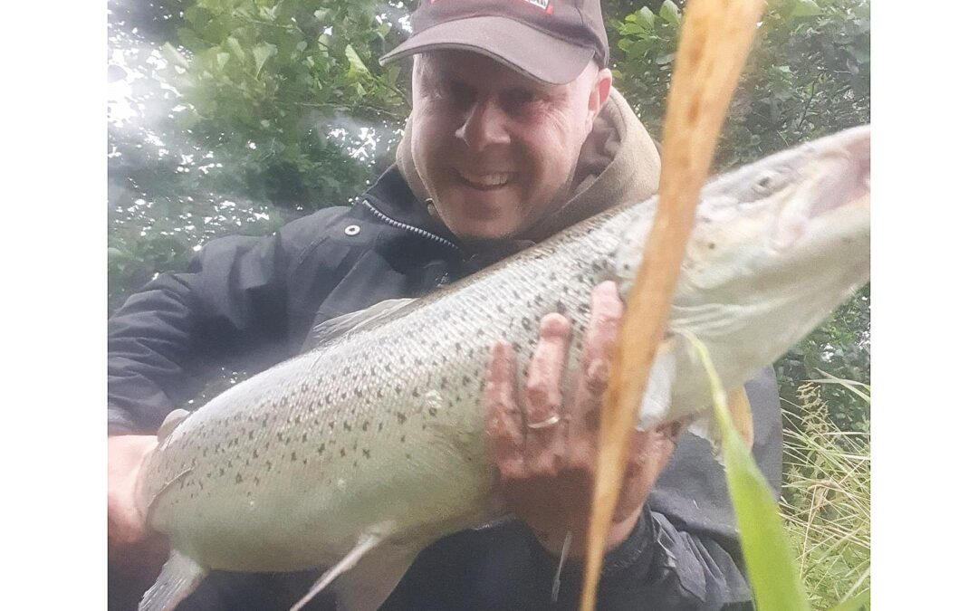 Allan Seifing med sin flotte havørred.