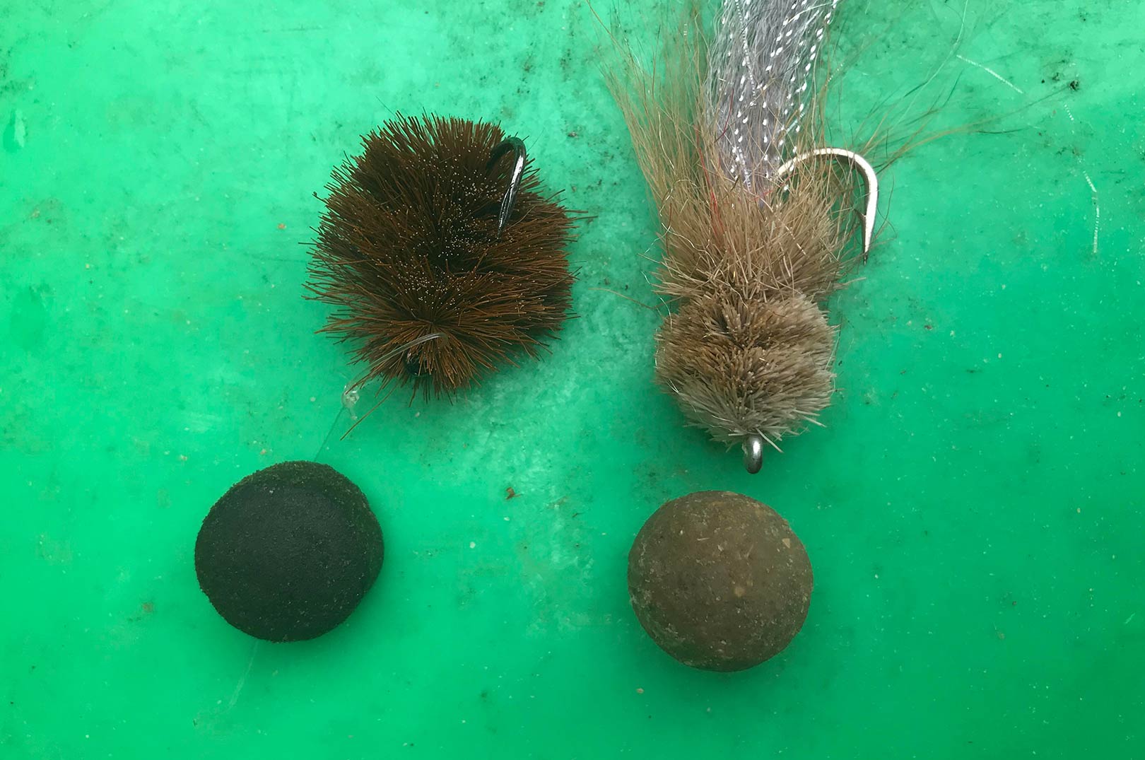Det var pellets og fluer som disse der bliver brugt til fiskeriet efter blandt andet arapaima på fluestangen.