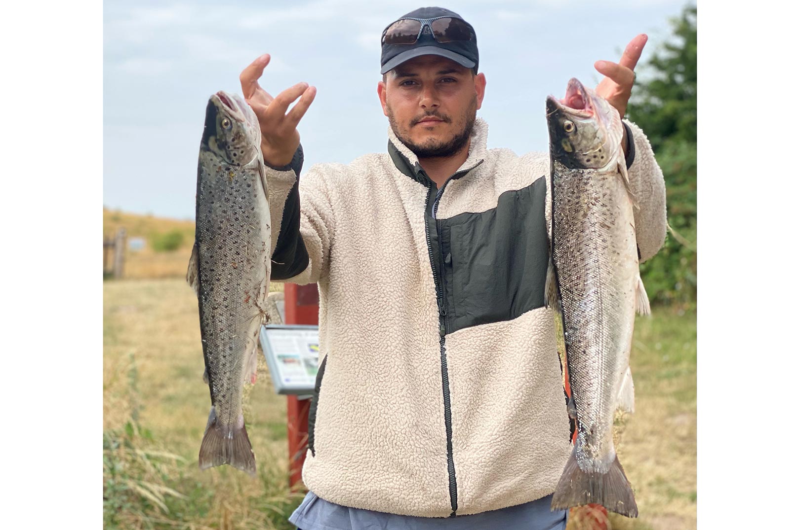 Sebastian Semlali med et par af sine flotte havørreder fra Vestsjælland.