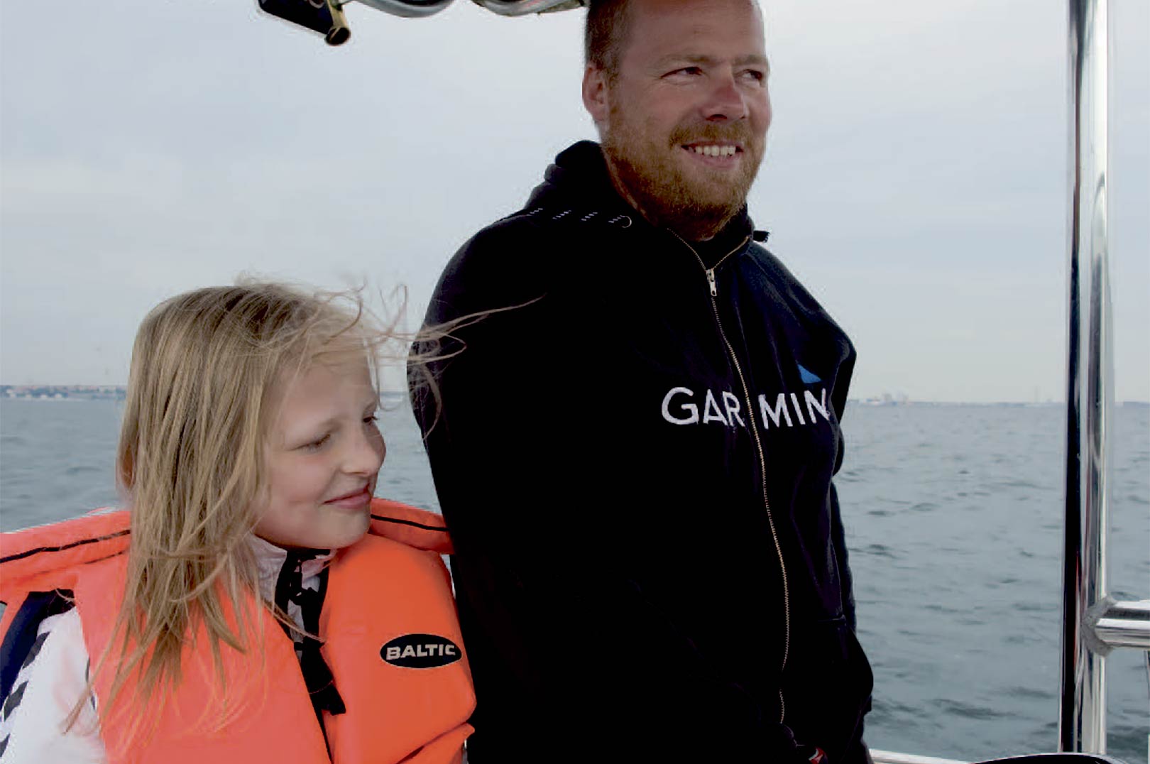 Martin har tit sine børn med på fisketur – her er det hans datter Katrine, der ivrigt følger med på ekkoloddet.