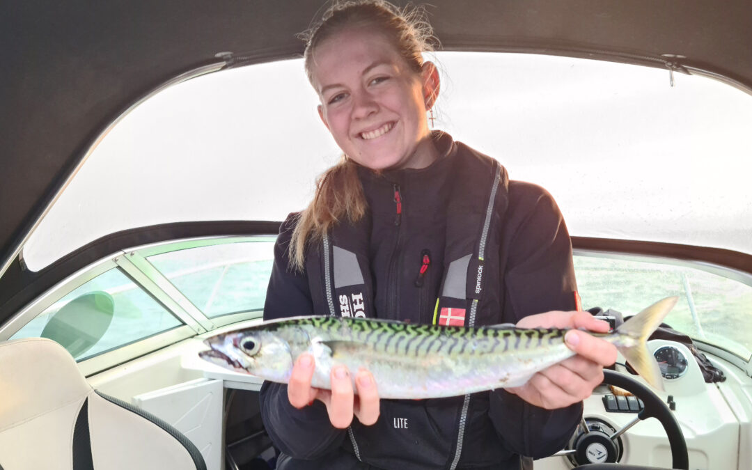 Sofie med sin flotte makrel, som hun tilmelder Kinetic Fiskecup 2022