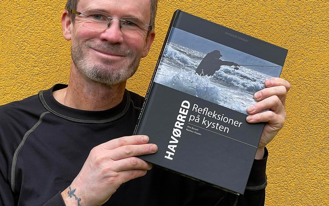 Jens Bursell med den nye udgave af "Havørred - Refleksioner på kysten"