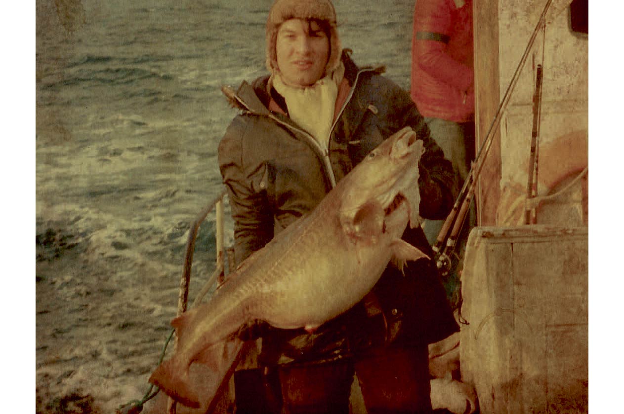 Februar 1977. John Trap har forsøgt sig på »Trapperne«. Det lykkedes. Her viser Carsten Gilder en af sine første 15 kilos frem.