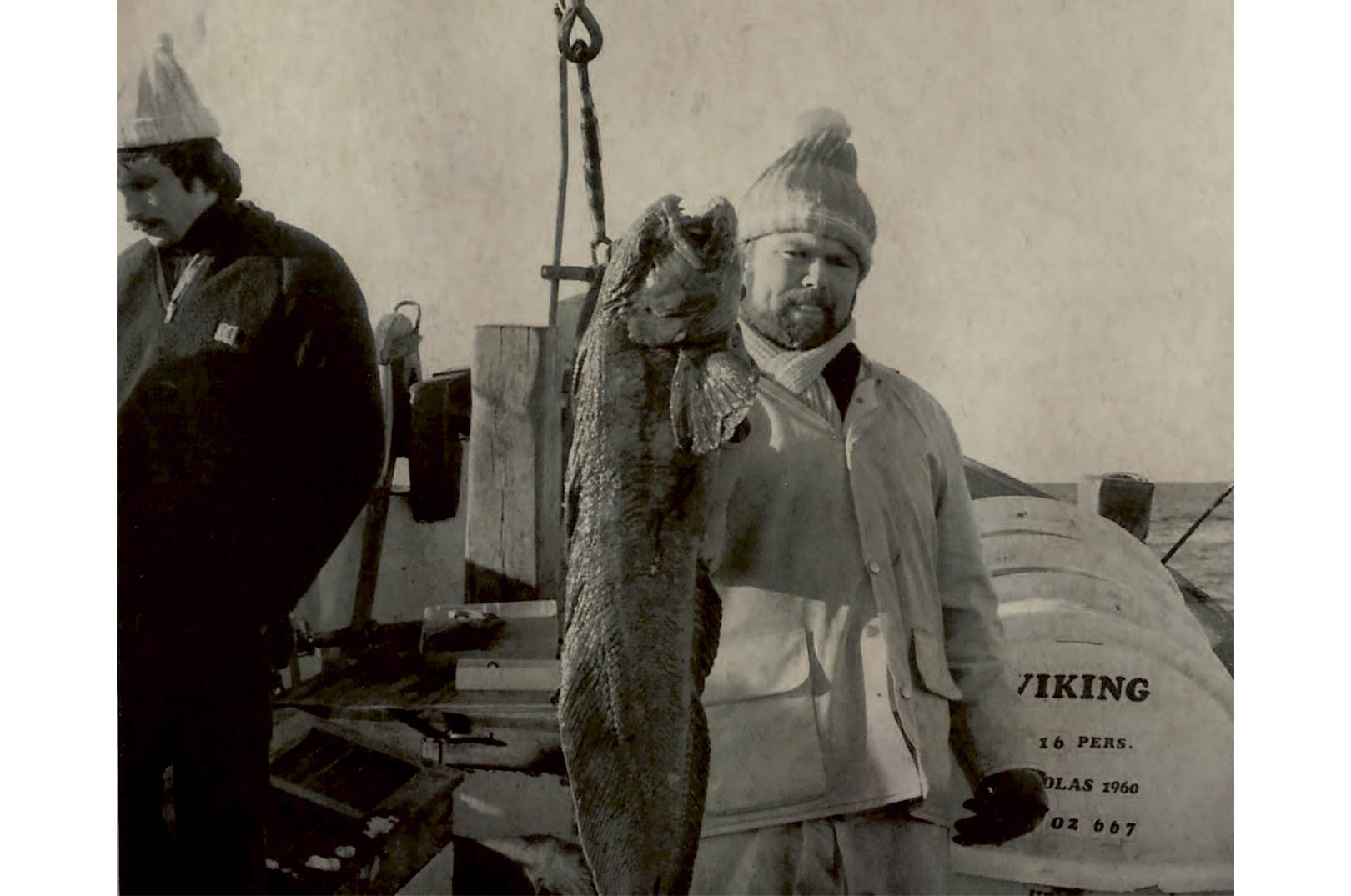 Mellem torskene dukkede der i startfirserne også andre arter op. Her fremviser Jørgen »Pirk« en havkat på 6,90 kilo fanget under torskefiskeri.