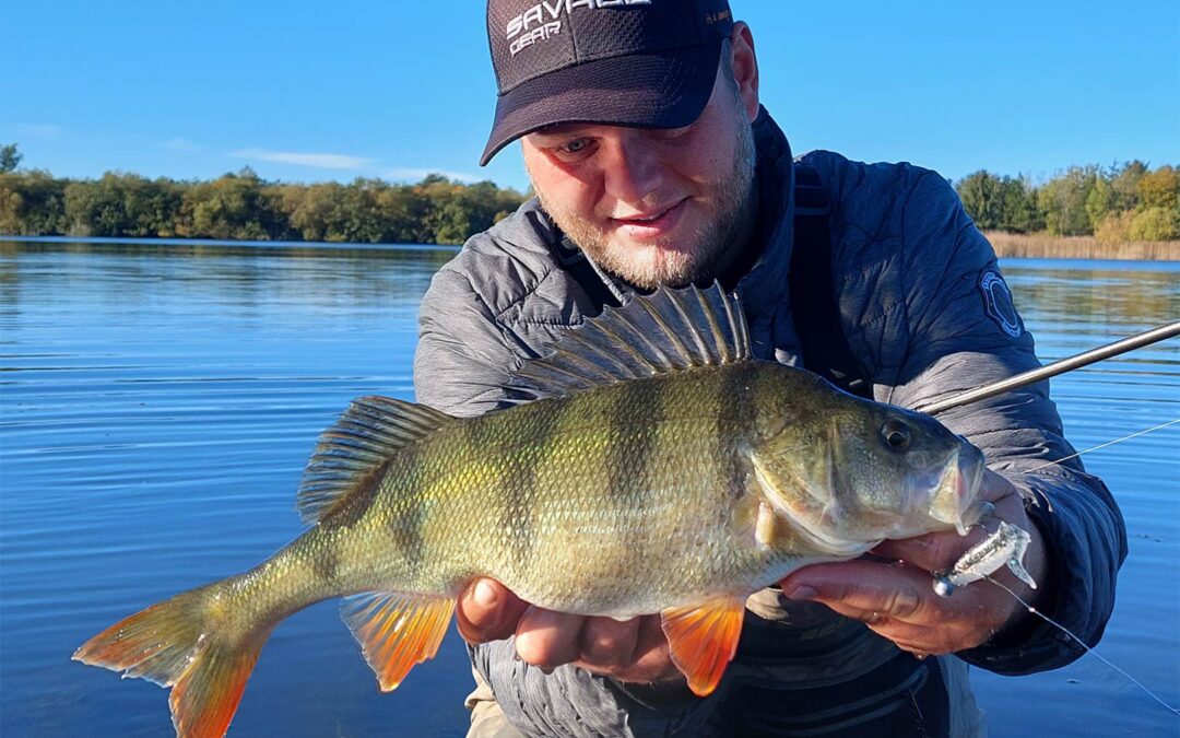 Mads med sin flotte 44 cm aborre fra turen.